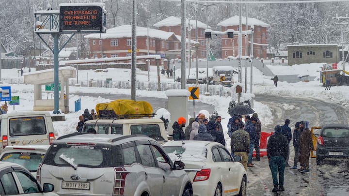 Jammu-Kashmir Snowfall: कश्मीर घाटी में बर्फबारी के कारण रविवार (4 फरवरी) को जनजीवन प्रभावित हुआ और श्रीनगर हवाई अड्डे पर सभी उड़ानें रद्द कर दी गईं. अधिकारियों ने यह जानकारी दी.