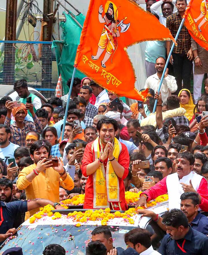 बाबा बागेश्वर को सुन कर वहां मौजूद लाखों श्रद्धालु भक्ति-भाव मे डूब कर झूमते नजर आए. अपने प्रवचन के दौरान बागेश्वर धाम सरकार के पीठाधीश्वर पंडित धीरेंद्र कृष्ण शास्त्री ने कहा