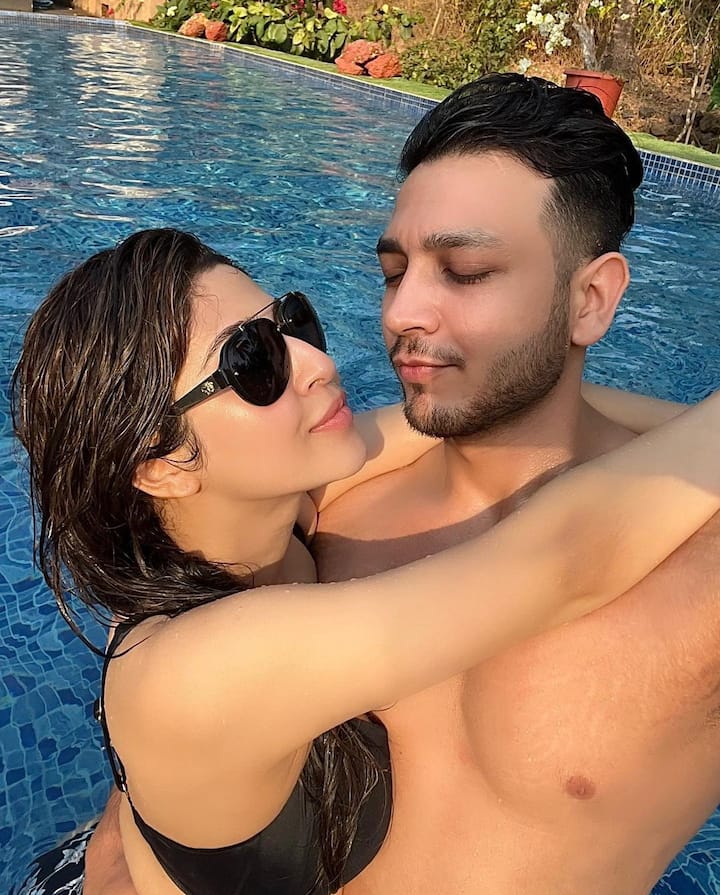 सोनारिका और विकास की जिम में दोस्ती हुई और दोनों एक दूसरे को डेट करने लगे. हालांकि कपल ने अपने इस रिश्ते को 7 सालों तक सबकी नजरों से छिपाए रखा.