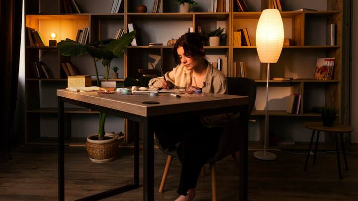 आंखों पर तनाव- बिजली के तेज रोशनी वाले बल्ब और ट्यूब लाइट्स का अधिक उपयोग आंखों की सेहत के लिए बहुत हानिकारक साबित होता है.