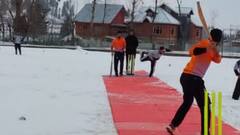 Kashmir Snowfall: হিমাঙ্কের ঢের নিচে তাপমাত্রা, ১৬ বছরে এই প্রথম, তুষারচাদরে ঢাকল ভূস্বর্গ