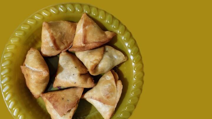 மிளகாய் தூள், மஞ்சள் தூள், கரம் மசாலா மற்றும் மல்லி தூள் சேர்த்து, அடுப்பை குறைவான தீயில் வைத்து, சிறிது உப்பு சேர்த்து பச்சை வாசனை போகும் வரை வதக்கி, இறக்க வேண்டும்.