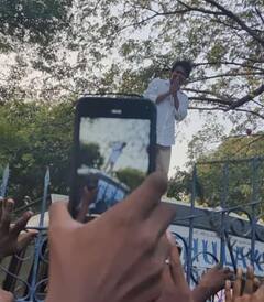 Actor Vijay : கட்சி தொடங்கிய பிறகு முதல் முறையாக ரசிகர்களை சந்தித்த நடிகர் விஜய்..அலைமோதிய மக்கள் கூட்டம்!