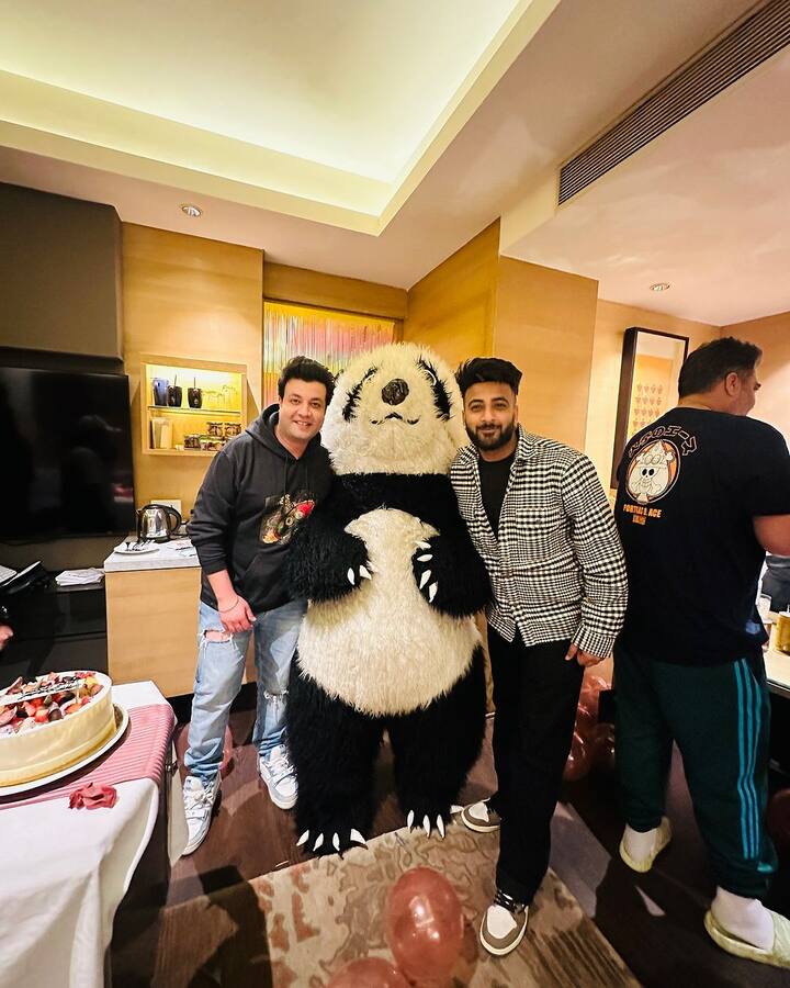 वहीं वरुण शर्मा के इस सेलिब्रेशन की एक तस्वीर शहनाज के भाई ने भी शेयर की है. जिसमें वो एक्टर के साथ पोज देते दिखे.