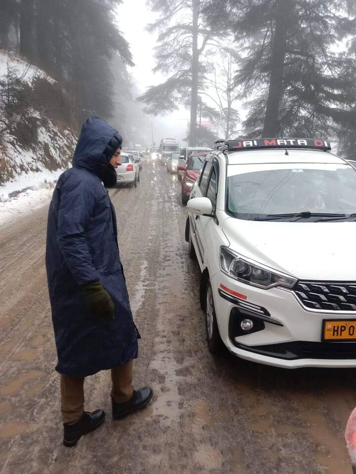 माइनस डिग्री तापमान के बीच भी शिमला पुलिस के जवान लगातार ग्राउंड जीरो पर डटे हुए हैं. बात चाहे शिमला में शिमला शहर में ट्रैफिक व्यवस्था को सुचारू रखने की हो या फिर ऊपरी शिमला में बर्फबारी के बीच गाड़ियों को बाहर निकालने की, शिमला पुलिस के जवान बिना आराम किया अपनी ड्यूटी करते हुए दिखाई दे रहे हैं.