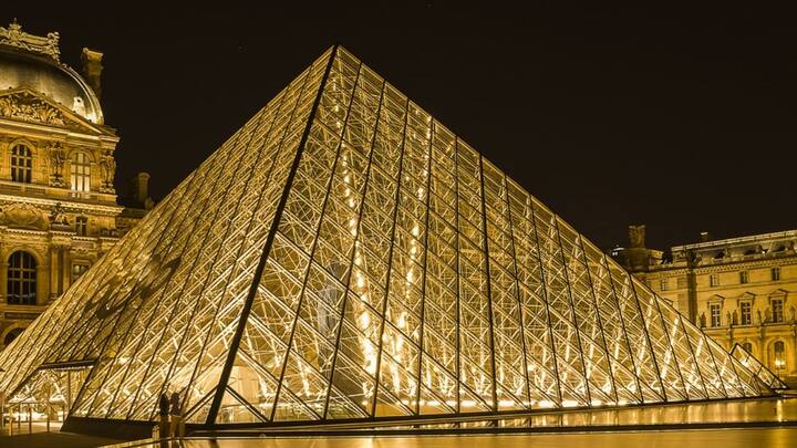 আবার বিশেষজ্ঞদের অনেকের মতে, ‘মোনালিসা’র এত জনপ্রিয় হওয়ার তেমন কোনও কারণ নেই। ছবিটি এমন কিছু আহামরি নয়। কিন্তু ঐতিহাসিক ল্যুভর মিউজিয়ামে জায়গা পাওয়ার জন্যই এত মানুষ ভিড় করেন। ছবি: পিক্সাবে।