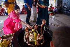 Mouni Roy Latest Photos: महादेव की भक्ति में डूबीं मौनी रॉय...आदियोगी के दर्शन कर किया जल अभिषेक, देखें तस्वीरें