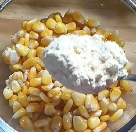 தேவையான பொருட்கள் : ஸ்வீட் சோளம் - 1, வெங்காயம் - 2 நறுக்கியது, இஞ்சி - 1 துண்டு நறுக்கியது, பச்சை மிளகாய் - 3 நறுக்கியது, கறிவேப்பிலை நறுக்கியது, மஞ்சள் தூள் - 1/4 தேக்கரண்டி, காஷ்மீரி மிளகாய் தூள் - 2 தேக்கரண்டி, சீரக தூள் - 1 தேக்கரண்டி, பெருங்காயத்தூள் - 1/2 தேக்கரண்டி, கரம் மசாலா தூள் - 1 தேக்கரண்டி, உப்பு - 1 தேக்கரண்டி, கடலை மாவு - 1 கப் (250 மி .லி), அரிசி மாவு - 2 மேசைக்கரண்டி கொத்தமல்லி இலை நறுக்கியது, தண்ணீர், எண்ணெய் - பொரிப்பதற்கு.