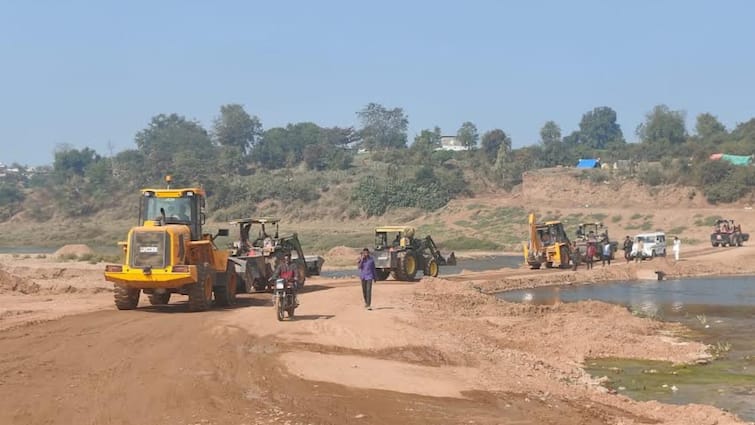 Sehore Illegal mining of sand was being done in Narmada River with hi tech machine Roader and JCB seized Ann MP: सीहोर में हाईटेक मशीन से नर्मदा में हो रहा था रेत का अवैध खनन, प्रशासन ने की कार्रवाई, रोडर और जेसीबी जब्त