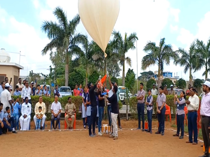 இந்தியாவில் முதல் முறையாக பள்ளியில் இருந்து செலுத்தப்பட்ட சாட்டிலைட்  - ஒரு லட்சம் அடி உயரம் சென்று விண்ணில் ஆய்வு