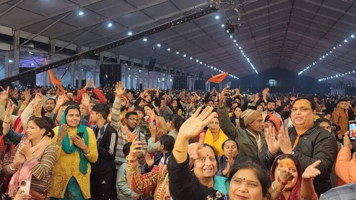कार्यक्रम के पहले दिन हुई झमाझम बारिश से कार्यक्रम में खलल के बावजूद लोगों की आस्था पर कोई फर्क नहीं पड़ा और बाबा की महिमा एवं आयोजकों द्वारा की गई व्यवस्थाओं के कारण कार्यक्रम को शुरू किया गया. हालांकि, वहां बिछे मैट गीले जरूर थे, लेकिन भक्तों की भक्ति के आगे यह परेशानी तुच्छ प्रतीत हुई और श्रद्धालुओं ने इसे नजरअंदाज कर श्रीराम और हनुमान कथा का श्रवण किया.