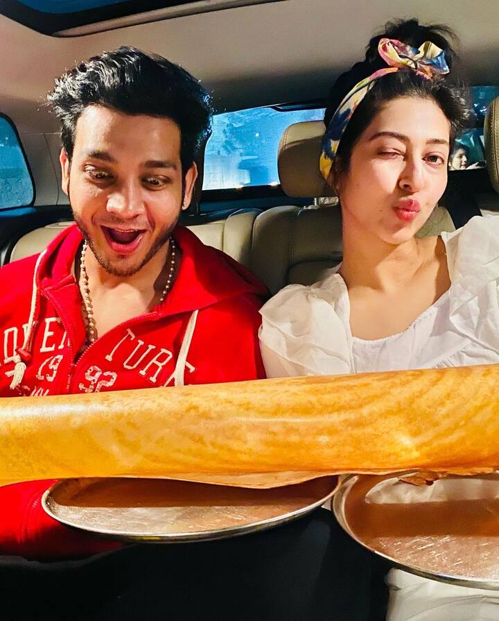 दोनों की लव स्टोरी की बात करें तो सोनारिका और विकास की मुलाकात जिम में हुई थी. विकास सोनारिका के भाई के दोस्त थे.