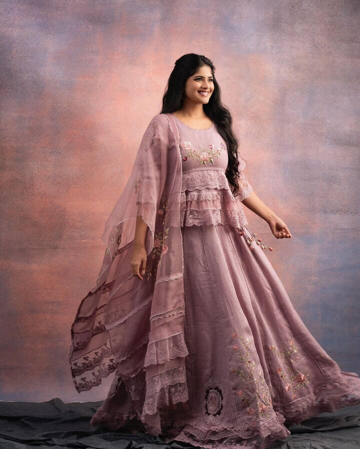 தனுஷுடன் என்னை நோக்கி பாயும் தோட்டா படத்தில் நடித்தார். இப்படம், ஒருவழியாக 2019 ஆம் ஆண்டில் வெளியானது.