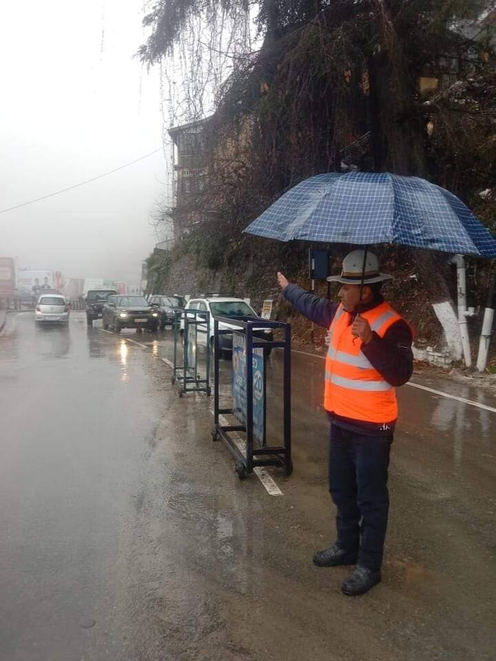 लगातार हो रही बर्फबारी और बारिश की वजह से तापमान भी भारी गिरावट आई है. बर्फबारी के बाद बड़ी संख्या में पर्यटक शिमला का रुख भी कर रहे हैं. ऐसे में यहां ट्रैफिक व्यवस्था बनाए रखना भी एक बड़ी चुनौती बन गई है.