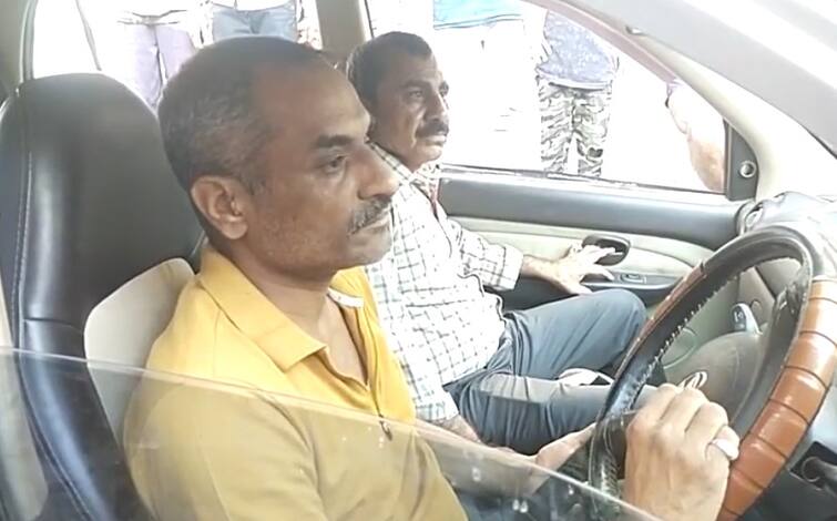 Drunken police accident in Ambaji બેફામ કાર હંકારીને પોલીસ જવાનોએ બાઈકને મારી ટક્કર, કારમાંથી 3 દારૂની બોટલ મળી 