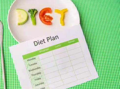 ਹਰ ਕਪਲ ਵੈਲੇਨਟਾਈਨ ਡੇਅ ਦਾ ਬੇਸਬਰੀ ਨਾਲ ਇੰਤਜ਼ਾਰ ਕਰ ਰਿਹਾ ਹੈ। ਇਸ ਦਿਨ ਕਪਲ ਪਾਰਟੀ, ਡਿਨਰ ਡੇਟ ਅਤੇ ਟ੍ਰਿਪ ਦਾ ਪਾਲਨ ਬਣਾਉਂਦੇ ਹਨ। ਕਿਉਂਕਿ 14 ਫਰਵਰੀ ਦਾ ਦਿਨ ਖ਼ਾਸ ਹੋਣ ਨਾਲ ਫੀਲਿੰਗ ਵੀ ਖ਼ਾਸ ਹੁੰਦੀ ਹੈ। ਇਸ ਦਿਨ ਸੁੰਦਰ ਅਤੇ ਵਧੀਆ ਦਿਖਣਾ ਵੀ ਜ਼ਰੂਰੀ ਹੁੰਦਾ ਹੈ।