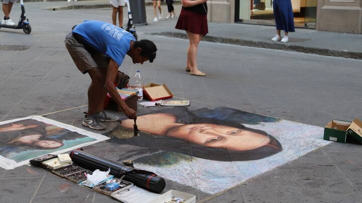 ‘মোনালিসা’র এই জনপ্রিয়তার কারণ খুঁজতে গিয়ে ভ্যাবাচাকা খেয়ে যান অনেকেই। কী দেখে ‘মোনালিসা’র প্রতি এই মুগ্ধতা জন্মায়, তার কার্যকারণের একাধিক ব্যাখ্যাও রয়েছে। ছবি: পিক্সাবে।