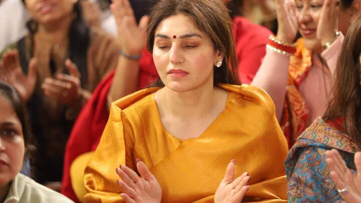 पंडित धीरेंद्र कृष्ण शास्त्री ने हनुमंत कथा के दूसरे दिन भी भक्तिमय माहौल रहा. लाखों श्रद्धालुओं के बीच बागेश्वर धाम सरकार का दिव्य-दरबार भी लगा. जिसमें कई श्रद्धालुओं की अर्जी लगी और उनकी समस्याओं का समाधान बागेश्वर धाम सरकार ने बताया.