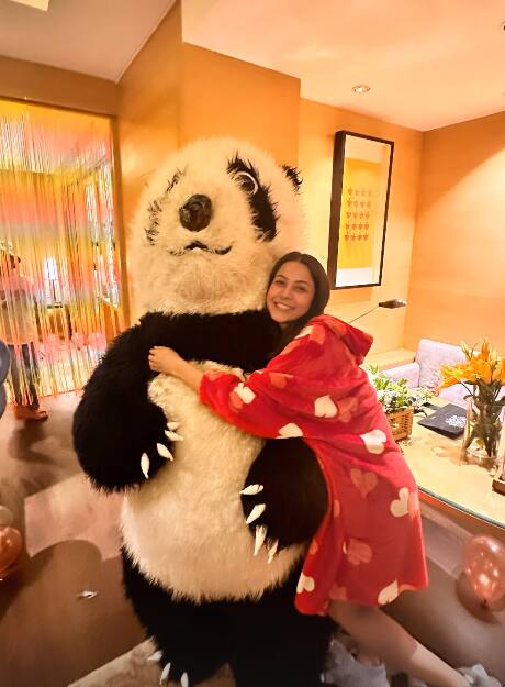 वहीं इस बर्थडे पार्टी में शहनाज गिल पांडा के साथ भी फोटो क्लिक कराती दिखी. इस दौरान एक्ट्रेस रेड कलर की ड्रेस में काफी क्यूट लग रही थी.