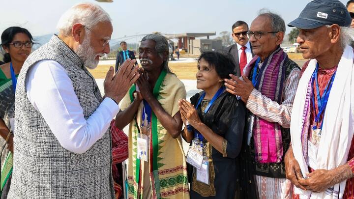 Narendra Modi : ओडिशामध्ये पंतप्रधान मोदींनी घेतली  पद्म पुरस्कार विजेत्यांची भेट!