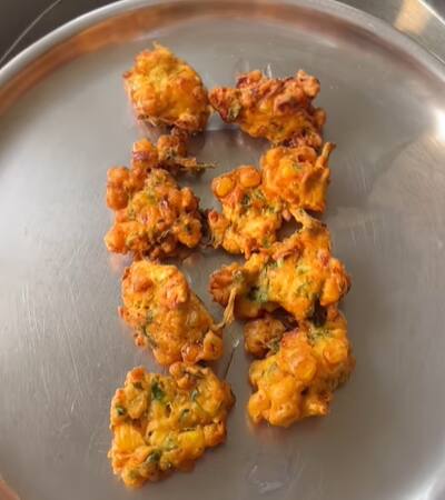 செய்முறை: முதலில் ஒரு பாத்திரத்தில் வேகவைத்த ஸ்வீட் சோளம், மெல்லியதாக நறுக்கிய வெங்காயம், இஞ்சி, பச்சை மிளகாய், கறிவேப்பிலை சேர்க்கவும்.