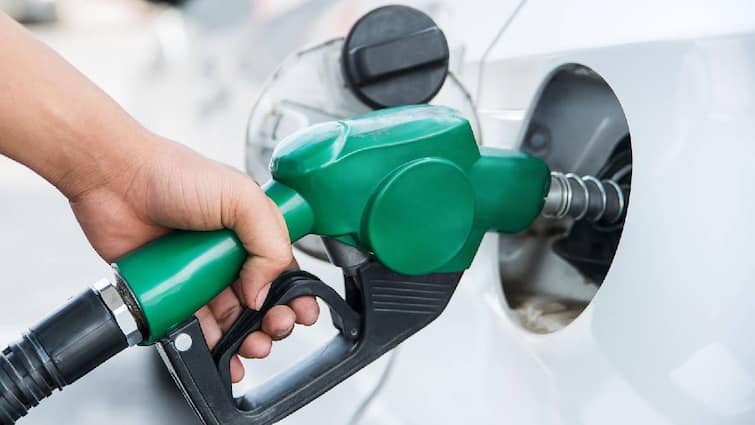 petrol and diesel price chennai on February 4th 2024 know full details Petrol Diesel Price Today: தொடரும் மாற்றமில்லா நிலை.. சென்னையில் இன்றைய பெட்ரோல், டீசல் விலை நிலவரம்!