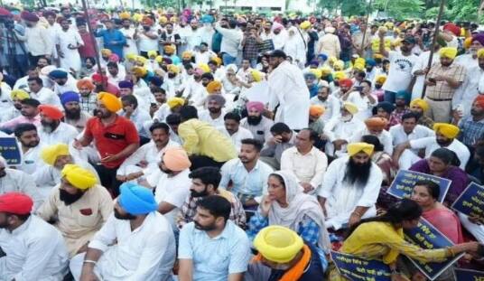 AAP Protest in chandigarh outside municipal coporation office Chandigarh news: ਚੰਡੀਗੜ੍ਹ ਨਗਰ ਨਿਗਮ ਦੇ ਬਾਹਰ 'ਆਪ' ਦਾ ਪ੍ਰਦਰਸ਼ਨ, Presiding Officer ਵਿਰੁੱਧ ਕਾਰਵਾਈ ਦੀ ਮੰਗ