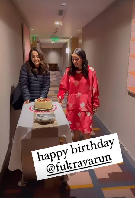 शहनाज गिल आधी रात को केक लेकर वरुण शर्मा को सरप्राइज देने के लिए पहुंची. इस दौरान उनके साथ एक्ट्रेस कुशा कपिला भी नजर आई.