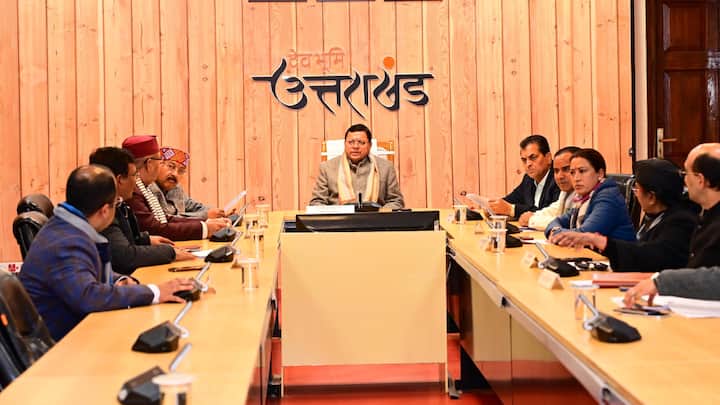 Uttarakhand UCC draft approved by Cabinet will pass in assembly special session marathi news  Uttarakhand UCC : लिव्ह इन रिलेशनची घोषणा करावी लागणार, हलालवर बंदी; उत्तराखंडमध्ये समान नागरी कायद्याचा मसुदा मंजूर, 6 फेब्रुवारीला विधेयक सादर होणार