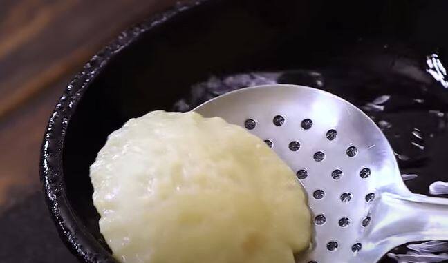 ஒரு கடாயில் எண்ணெய் ஊற்றி சூடாக்கவும்.   பின்பு அடுப்பை மிதமான தீயில் வைத்து ஒரு அரை கரண்டி மாவை எடுத்து கடாயின் நடு பகுதியில் ஊற்றவும்.