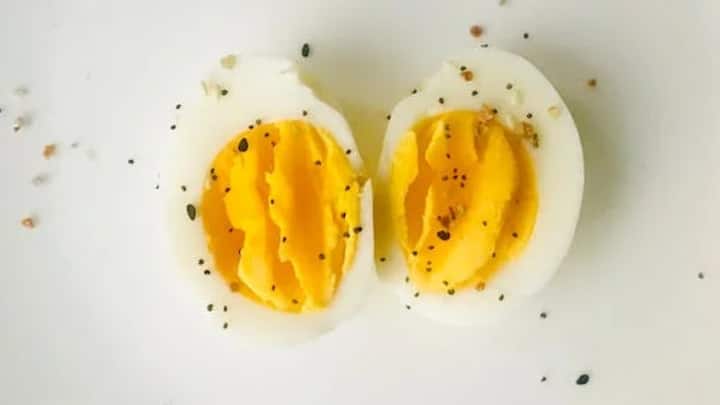 புரதம் மற்றும் பிற சத்துக்கள் நிறைந்த முட்டை சாப்பிடலாம்.