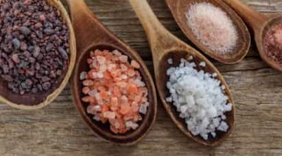Black salt: ਬਹੁਤ ਸਾਰੇ ਲੋਕ ਅਜਿਹੇ ਹਨ ਜੋ ਟੇਬਲ ਸਾਲਟ ਯਾਨੀ ਵ੍ਹਾਈਟ ਸਾਲਟ ਦੀ ਬਜਾਏ ਕਾਲੇ ਨਮਕ ਦੀ ਵਰਤੋਂ ਕਰਦੇ ਹਨ। ਅੱਜ ਅਸੀਂ ਤੁਹਾਨੂੰ ਇਸ ਨੂੰ ਜ਼ਿਆਦਾ ਖਾਣ ਨਾਲ ਹੋਣ ਵਾਲੇ ਨੁਕਸਾਨਾਂ ਬਾਰੇ ਦੱਸਾਂਗੇ।