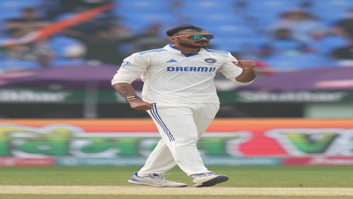 અક્ષર પટેલઃ ગુજરાતી અક્ષર પટેલે ઓલરાઉન્ડરની પ્રતિભાને સાબિત કરી હતી. તેણે પ્રથમ ઈનિંગમાં 27 રન બનાવવાની સાથે 1 વિકેટ લીધી હતી. જ્યારે બીજી ઈનિંગમાં 44 રન બનાવવાની સાથે 1 વિકેટ ઝડપી હતી.