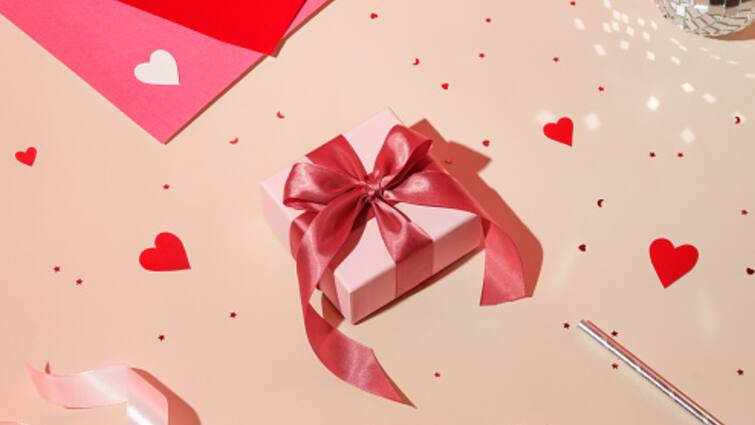 Vastu and Numerology Tips for Valentine's Day Gifts Valentine's Day 2024: Things You Can Gift Your Loved One On This Day