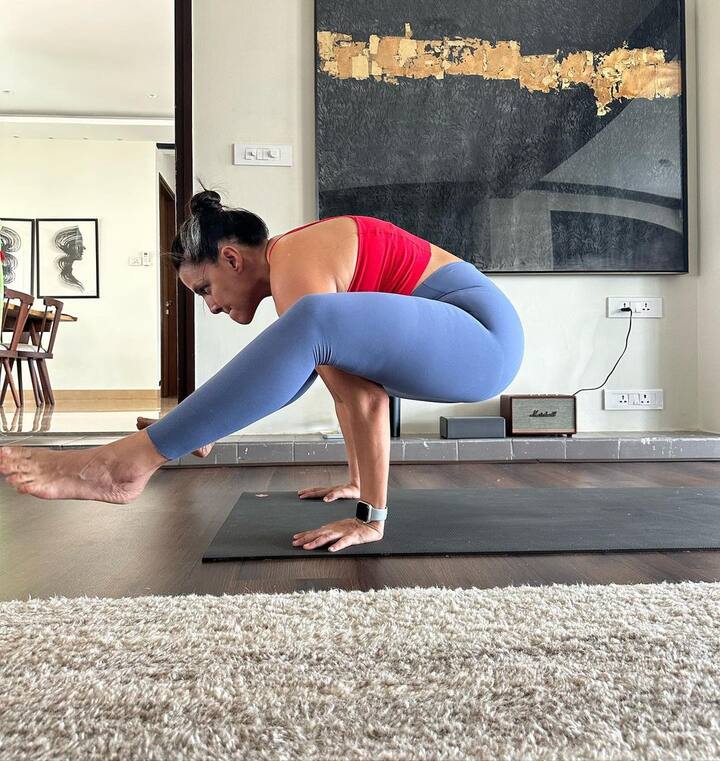 नेहा के घर का क्लासी टच देने के लिए अंदर वुडन फ्लोरिंग की गई है. साथ ही दीवारों पर कई पेंटिंग्स भी लगाई गई है.