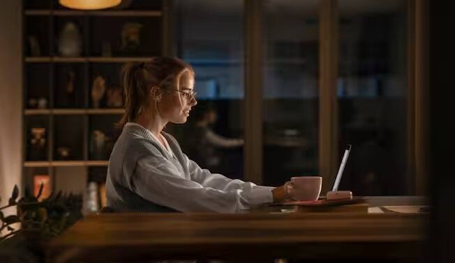 માનસિક સ્વાસ્થ્ય પર અસર: જ્યારે આપણે દિવસ-રાત લાઇટ અને બલ્બમાં રહીએ છીએ, ત્યારે તે આપણી ઊંઘને અસર કરે છે. પૂરતી ઊંઘ ન મળવાથી આપણી સર્કેડિયન રિધમ પણ ખોરવાઈ જાય છે.