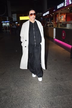 ऑल ब्लैक नाइट सूट पर ओवरकोट पहने एयरपोर्ट पर स्पॉट हुईं Malaika , कृति -शाहिद ने विंटर लुक में धड़काया जिया , देखें तस्वीरें