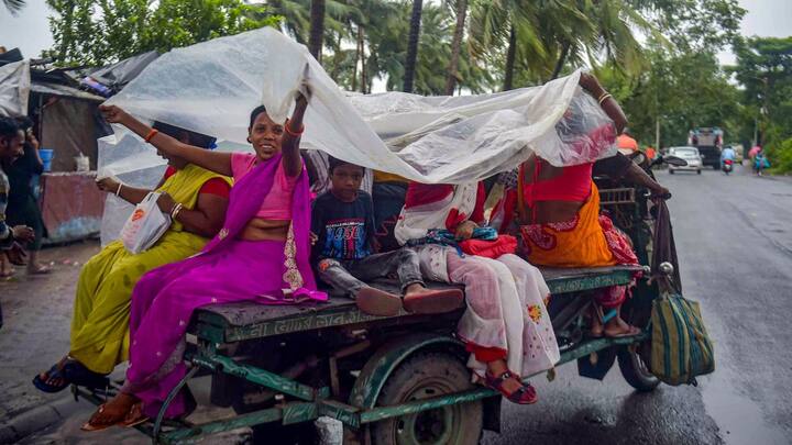 শুধু আজই নয়, আগামীকালও বৃষ্টিতে ভিজবে একাধিক জেলা। পূর্ব ও পশ্চিম মেদিনীপুর এবং দক্ষিণ ২৪ পরগনা, উপকূলবর্তী এই তিনটি জেলায় আগামীকাল বৃষ্টি হতে পারে।