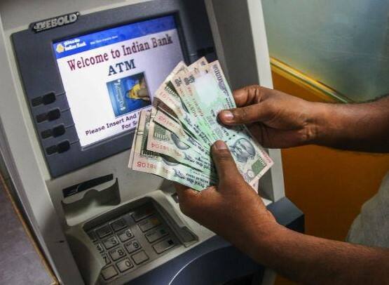 2 people cheated by changing ATM cards In Surat  Surat Crime:  સુરતમાં મદદના બહાને ATM કાર્ડ બદલી ઠગાઈ, 30 કાર્ડ સાથે બે ભેજાબાજ ઝડપાયા