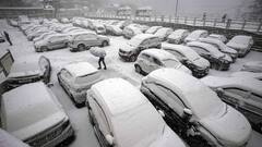 Heavy Snowfall Alert: पहाड़ों पर बर्फबारी बनी मुसीबत, हिमाचल में 475 सड़कें बंद, कश्मीर में यातायात ठप, हिमस्खलन का अलर्ट