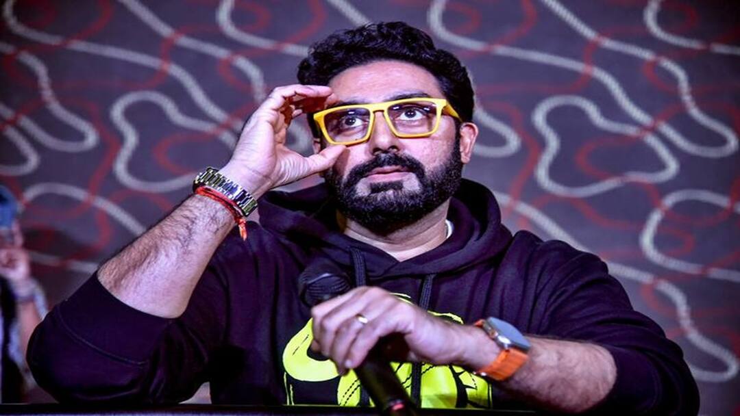Abhishek Bachchan Birthday Abhishek Bachchan interesting facts 4 years 17 movies flop now owner 280 crore property Abhishek Bachchan Birthday : पहिल्या चित्रपटातील पहिल्या सीनसाठी 17 रिटेक, अभिषेकचे 4 वर्षात 17 फ्लॉप चित्रपट, पण अपयशाने खचला नाही, आज 280 कोटींच्या संपत्तीचा मालक