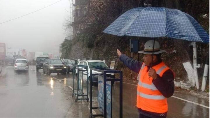 शिमला पुलिस के जवान सुबह से ही ग्राउंड जीरो पर डटकर लोगों को परेशानी से निकलने का काम कर रहे हैं. इसके अलावा जगह-जगह शिमला पुलिस की पेट्रोलिंग व्हीकल भी लोगों की मदद कर रही है.