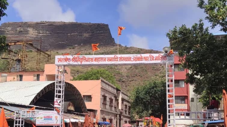 Sant Nivruttinath Maharaj Yatra 2024 Warkari are abused by sadhus in Trimbakeshwar nashik maharashtra marathi news Sant Nivruttinath Maharaj Yatra 2024 : धक्कादायक! त्र्यंबकेश्वरमध्ये वारकऱ्यांना दमदाटी, साधूंनी हातात चाकू घेत वारकऱ्यांचे तंबू उखडले