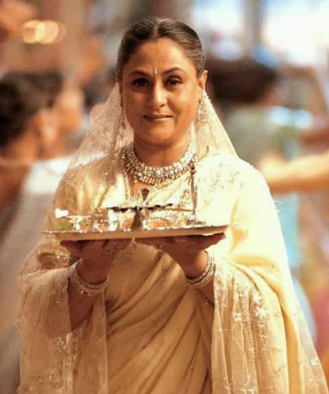 जया बच्चन के एजुकेशन की बात करें तो उन्होंने अपनी स्कूलिंग भोपाल के सेंट जोसेफ कॉन्वेंट स्कूल से की और FTII पुणे से ग्रेजुएशन पूरा किया.