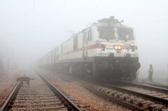 Train Delay: ट्रेन हो गई है लेट तो ऐसे बुक करें अपने लिए रूम, समोसे से भी कम है कीमत