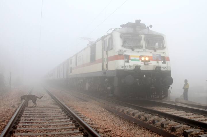 हालांकि कई बार देखा गया है कि ट्रेन घंटों की देरी से चलती है और इससे यात्रियों को परेशानी का सामना करना पड़ता है. अक्सर सर्दियों के मौसम में ये होता है.