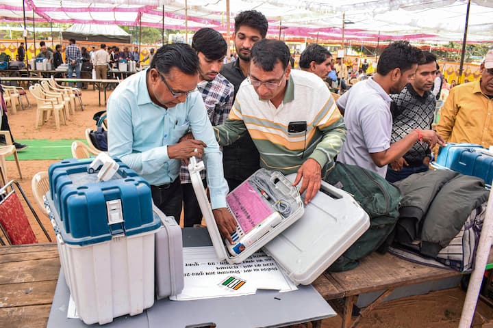 आचार संहिता का आम आदमी पर ज्यादा खास असर तो नहीं पड़ता है, लेकिन उनसे जुड़ी चीजों जैसे नई सड़क, पानी की परियोजना या ऐसी ही चीजों की शुरुआत नहीं हो सकती है.