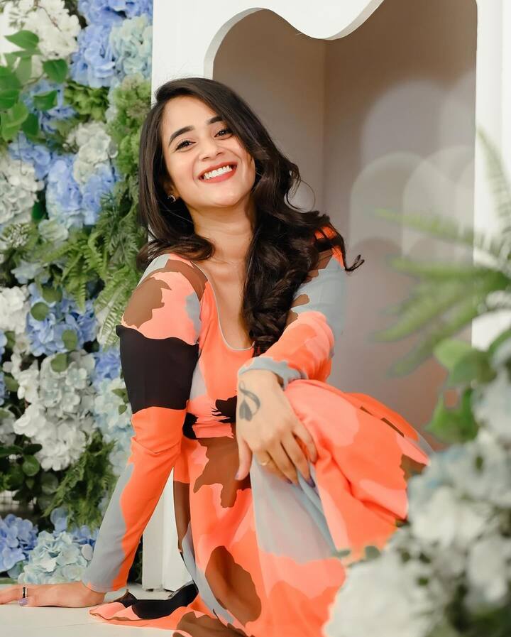 కూర్చొని అందంగా నవ్వేస్తున్న ఈ ఫోటోలను ఇన్​స్టాలో షేర్ చేస్తూ.. The MAGIC cannot leave you When it is YOU. ❤️🫂అంటూ క్యాప్షన్ ఇచ్చింది.(Images Source : Instagram/deepthi_sunaina)