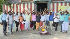 நெல்லையில் ஆக்கிரமிக்கப்பட்ட கோயில் நந்தவனத்தை மீட்கக்கோரி பக்தர்கள் ஒற்றைக்காலில் போராட்டம்