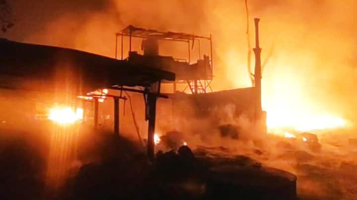 Patna City Massive Fire Broke Out in Pipe Factory Loss of Around 2 Crore ANN Patna Massive Fire: पटना में पाइप फैक्ट्री में लगी भीषण आग, करीब 2 करोड़ का नुकसान, 7 घंटे बाद पाया गया काबू